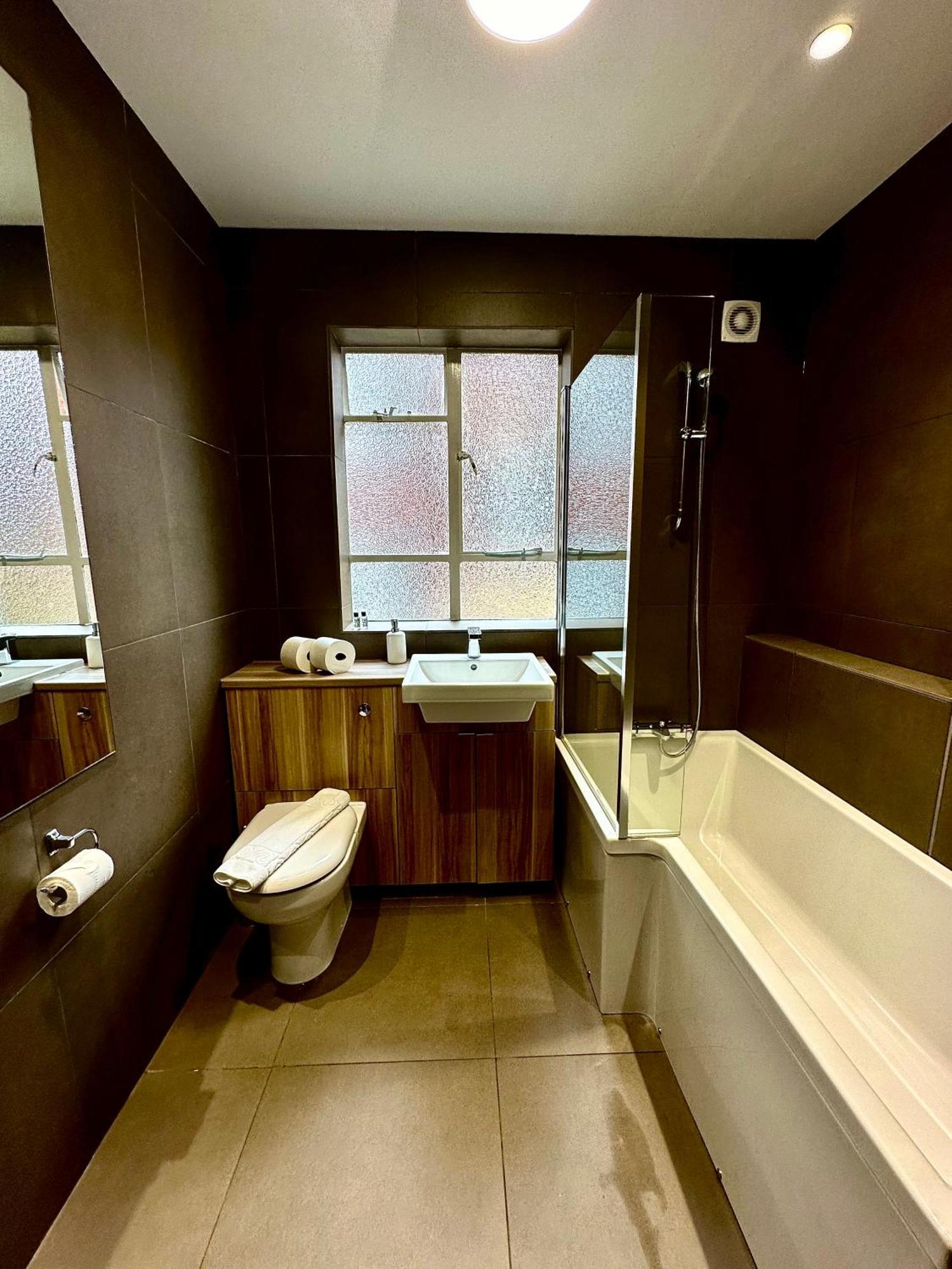 Quiet Residential Area Modern And Cozy Two Bed In Hampstead Appartamento