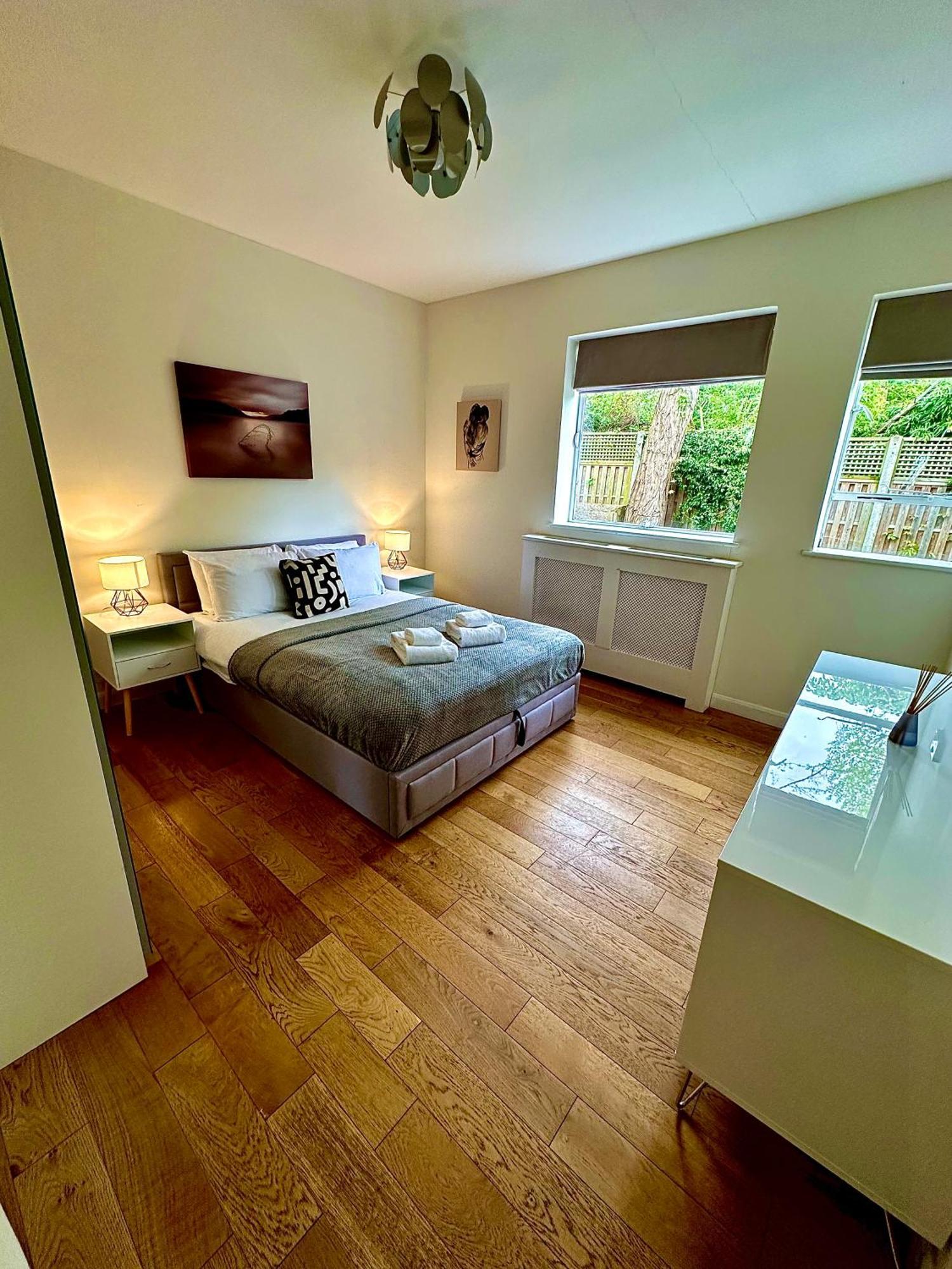Quiet Residential Area Modern And Cozy Two Bed In Hampstead Londra